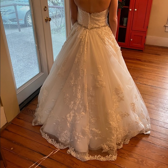 Beautiful ivory wedding dress - Picture 2 of 3